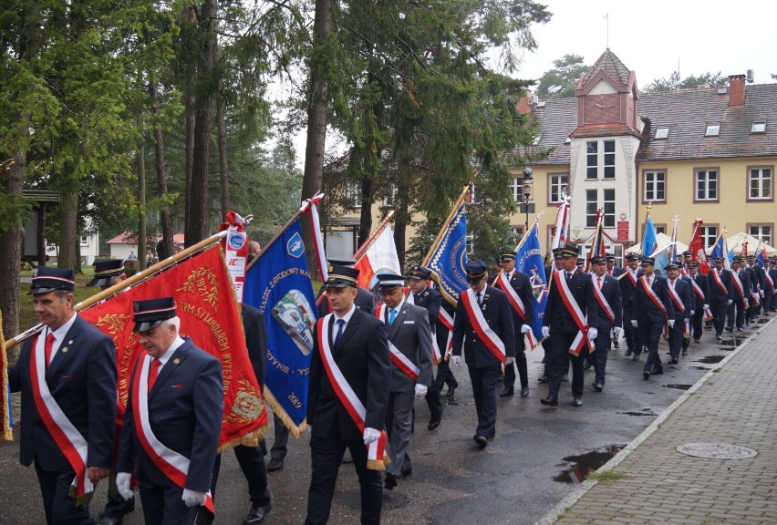 Przemarsz pocztów sztandarowych ZZM przed borneńskim...