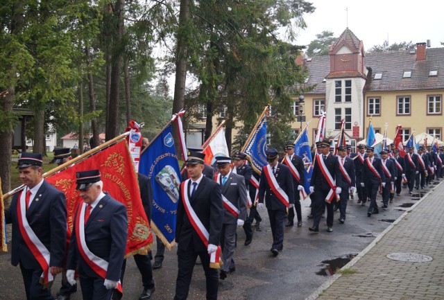 Przemarsz pocztów sztandarowych ZZM przed borneńskim ratuszem