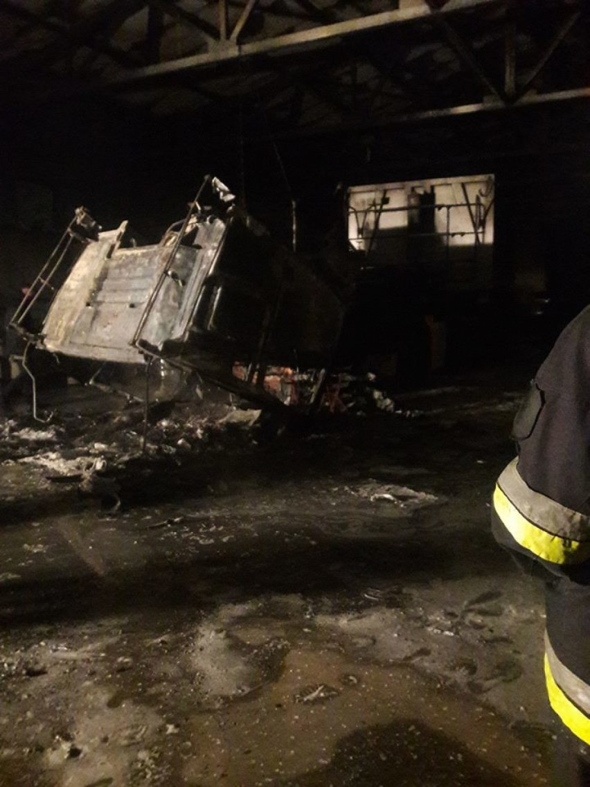 Ciężarówka spłonęła doszczętnie pod Tuchowem, halę uratowano