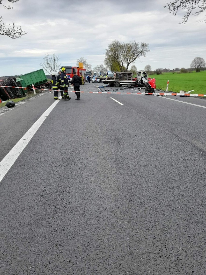 Śmiertelny wypadek na DK 11. Doszło do zderzenia ciężarówki z busem pomiędzy Piłą a Ługami Ujskimi