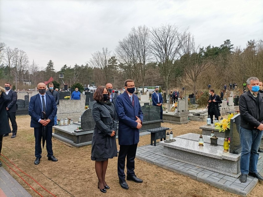 Pogrzeb Krzysztofa Krawczyka. Ostatnia droga piosenkarza na cmentarzu w Grotnikach. Premier Morawiecki na pogrzebie 11.04.2021