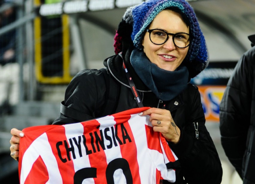 Agnieszka Chylińska na meczu Cracovii. Ma swoją koszulkę Pasów