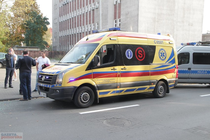 Wypadek na ul. Królewieckiej we Włocławku. Samochód wjechał w budynek [zdjęcia]