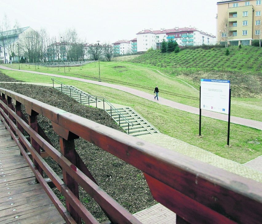 Przemieszczanie się po centralnej części parku ułatwia...