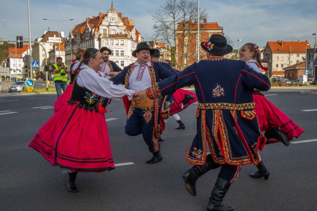 Tancerze z Zespołu Pieśni i Tańca „Wałbrzych" zatańczyli w centrum miasta