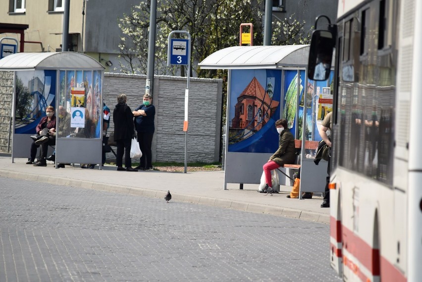 Na ulicach Wodzisławia Śl. trudno kogoś spotkać bez maseczki...