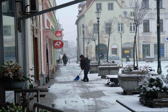 Zima w Żarach nie odpuszcza. Miasto zasypane śniegiem