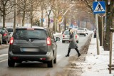 Minęło pół roku od wprowadzenia nowych przepisów dotyczących przejść dla pieszych. Czy jest bezpieczniej?