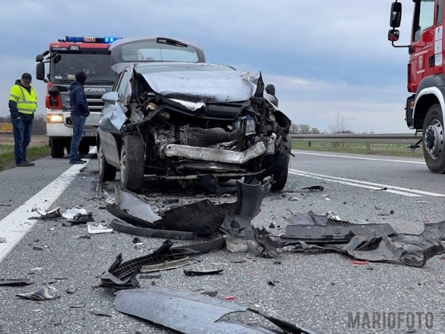 Kierująca oplem corsą wjechała w tył poprzedzającego peugota. Dwie osoby zostały lekko poszkodowane.