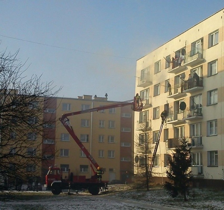 Strażacy sprawdzają ilu ludzi przebywa w zadymionych...