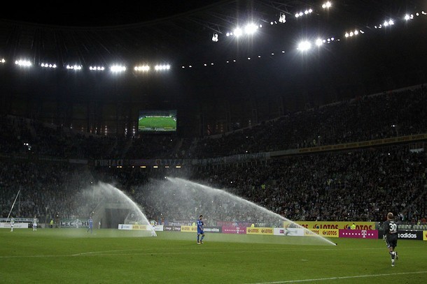 Mecz w Gdańsku przerwano na kilka minut, po tym jak niespodziewanie emocje "schłodziły" zraszacze. Piotr Wiśniewski