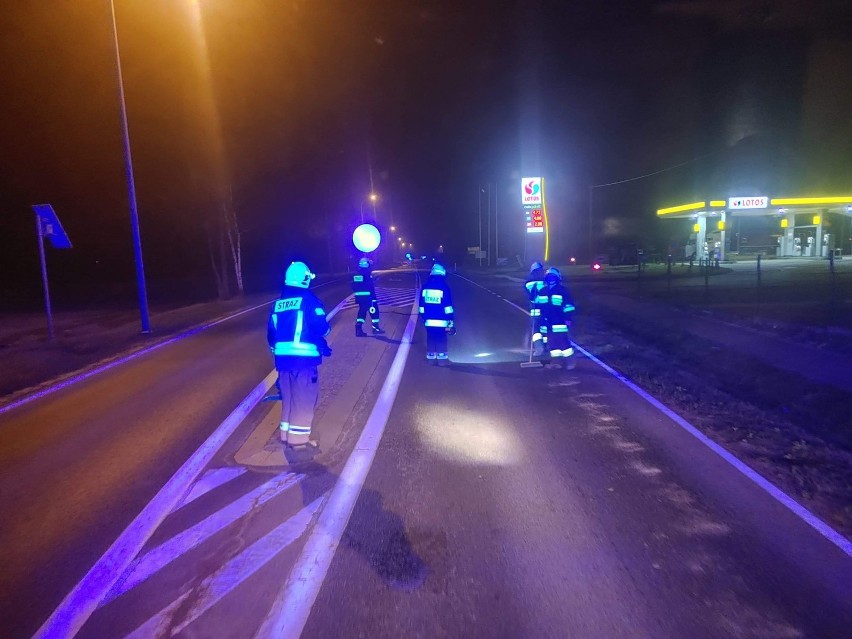 Kilkunastokilometrowa plama oleju do centrum Włocławka. W akcji 6 zastępów straży pożarnej i służba sprzątająca [zdjęcia]