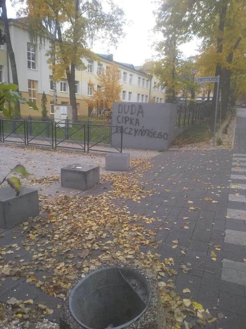 "Je*ać PIS", "Kaczyński tchórz". Ktoś wymazał sprayem obraźliwe hasła w centrum Buska - Zdroju (ZDJĘCIA)