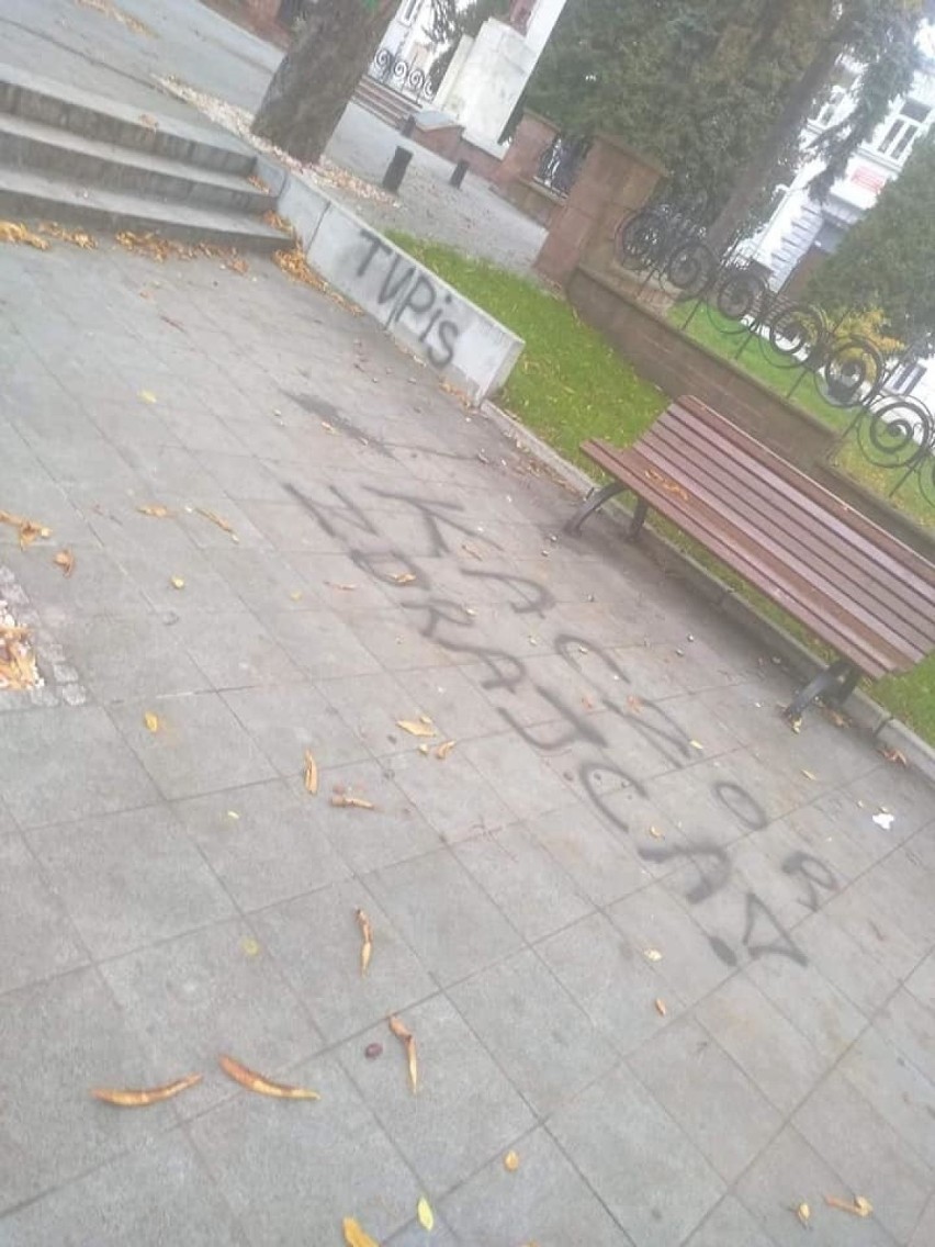 "Je*ać PIS", "Kaczyński tchórz". Ktoś wymazał sprayem obraźliwe hasła w centrum Buska - Zdroju (ZDJĘCIA)