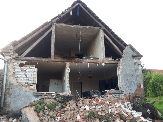 Budynek mieszkalny w Pałcku od dawna groził zawaleniem. Jego właściciel jest nieuchwytny. W sobotnią noc, na drogę, runęła ściana szczytowa