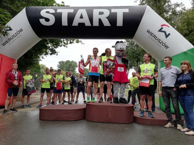 Piotr Płoskoński na podium z lewej