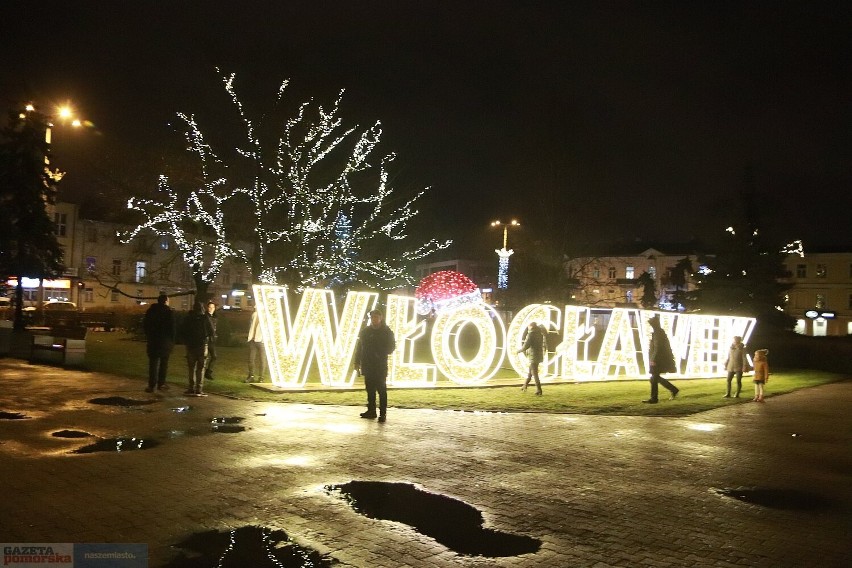 Powitanie Nowego Roku 2022 na placu Wolności i nad Wisłą we...