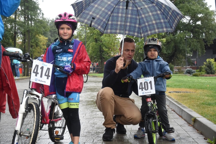 Mini Tour de Rybnik 2018: Dzieci nie wystraszyły się pogody i ścigają się na rowerach