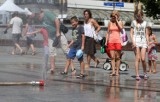 Upały w Trójmieście. Na Placu Przyjaciół Sopotu ustawiono kurtynę wodną [ZDJĘCIA]