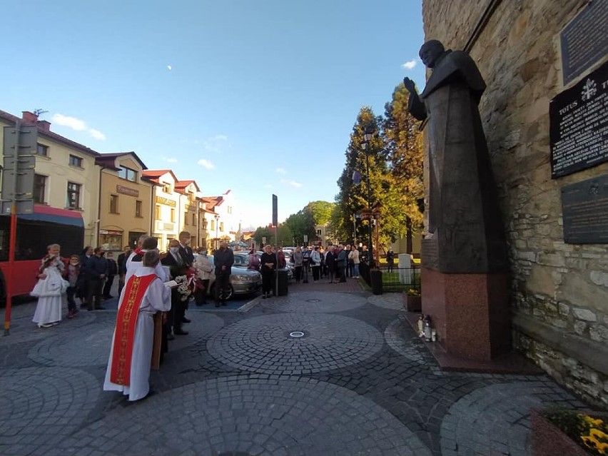 Żywczanie pamiętali o wizycie Jana Pawła II mieście. Złożyli kwiaty, zapalili znicze