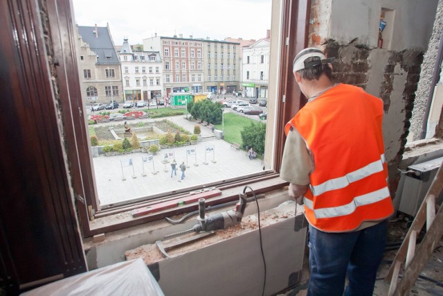 Montaż okien z odrestaurowanymi witrażami w wałbrzyskim ratuszu.