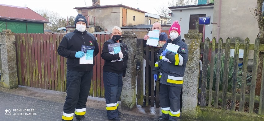 Powiat szamotulski. Koronawirus - policjanci kontrolują, strażacy roznoszą ulotki [ZDJĘCIA]