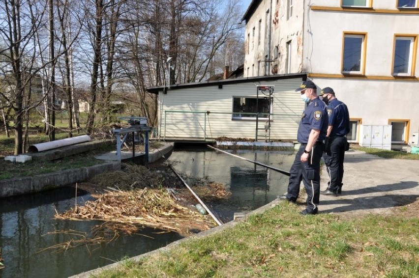 Śmieci zamiast w kontenerach „lądują” w potoku a potem płyną...