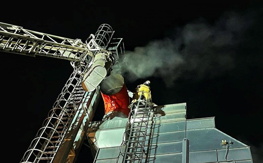 Akcja gaśnicza trwała 3 godziny. Paliła się suszarnia zboża