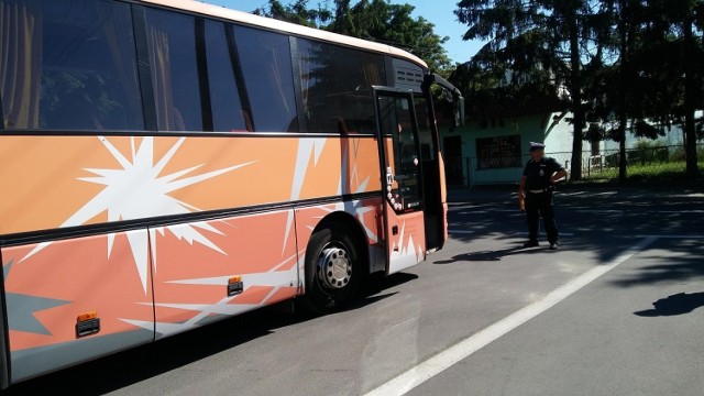 Policjanci z KPP w Nakle rozpoczęli kontrole autobusów.