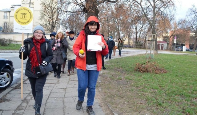 III Spacer Literacki „Śladem Bernarda Gotfryda” prowadzi Ilona Michalska-Masiarz. Spacery cieszą się zainteresowaniem.