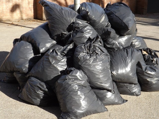 Mieszkańcy gminy Chełmiec mają już nie wystawiać worków ze śmieciami przed domami, bo firma AVR ich nie odbierze