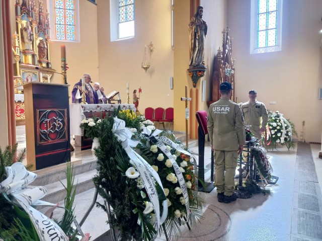 Towarzyszyliśmy strażackiej braci w mszy żałobnej i pogrzebie w Kościele Parafialnym Św. Barbary przy ul. 11 Listopada w Wałbrzychu.