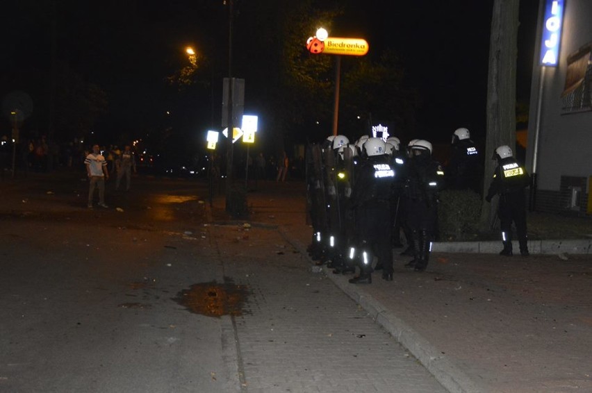 Zamieszki pod komendą policji w Miliczu