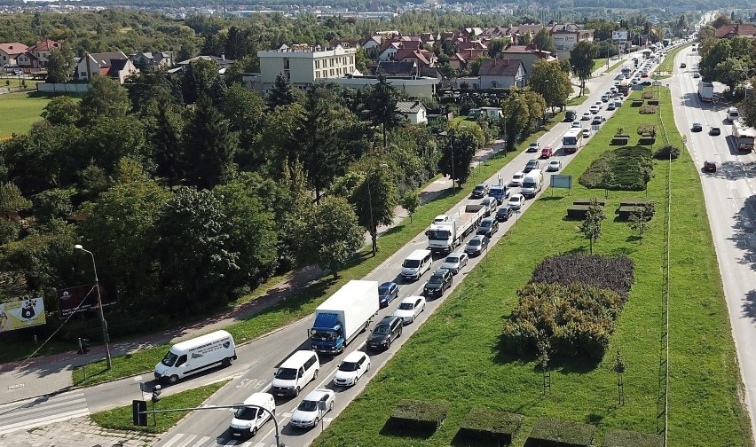 Gigantyczne korki na ulicy Tarnowskiej i Warszawskiej w Kielcach. Utrudnienia do końca dnia (ZDJĘCIA)