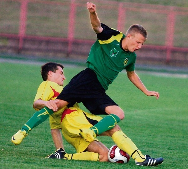 Piłkarze z Jastrzębia grają w lidze w koszulkach z logo GKS.