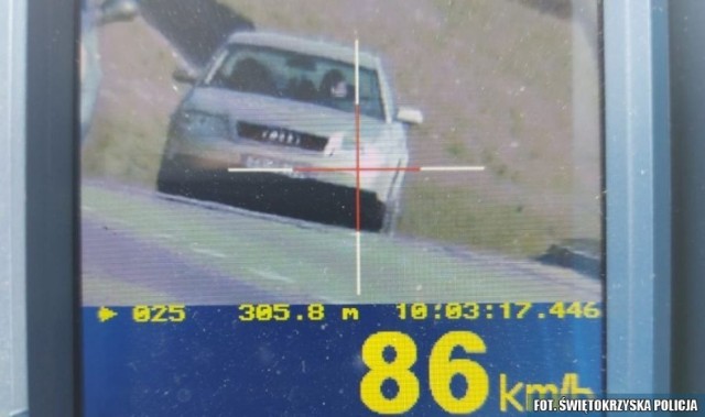 Policjanci zwrócili uwagę na samochód, który przekroczył dozwoloną prędkość. Okazało się, że kierowca ma dużo więcej na sumieniu
