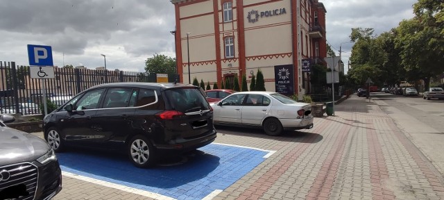 Koperta dla niepełnosprawnych przy policji w Chełmnie została prawidłowo przemalowana. Tak teraz wygląda