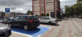 Co z niezgodną z przepisem kopertą dla niepełnosprawnych przy policji w Chełmnie? Zdjęcia