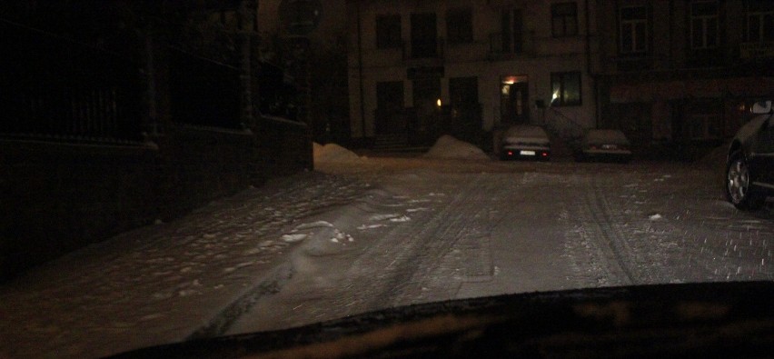W nocy z piątku na sobotę w Chełmie spadło sporo śniegu. Po...