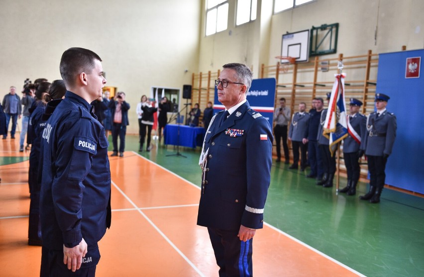 Ślubowanie nowo przyjętych policjantów. Medalem nagrodzono pracownicę piotrkowskiej komendy policji - ZDJĘCIA