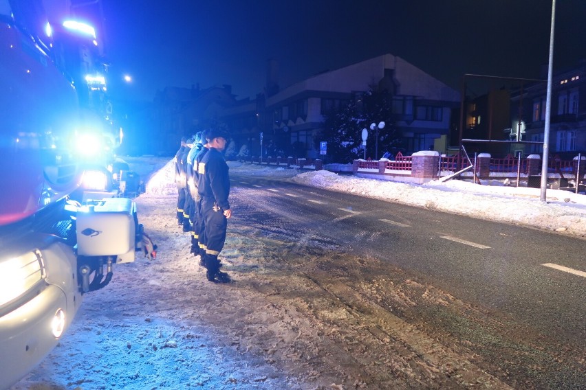 Strażacy z JRG-1 w Wałbrzychu i policjanci z Boguszowa-Gorc oddali hołd zastrzelonym policjantom - zdjęcia