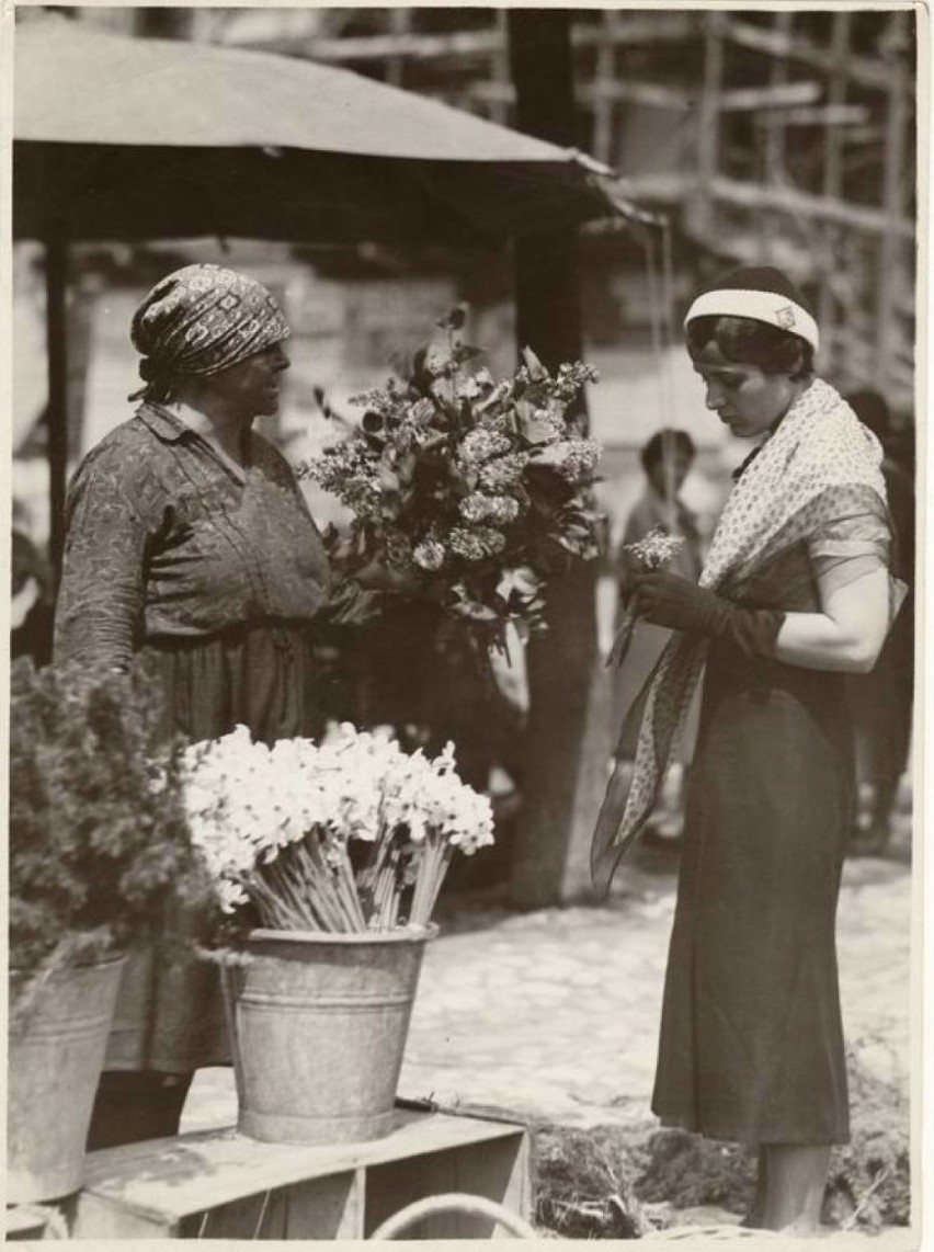 Krakowska elegantka kupuje kwiaty na Rynku, lata 30.