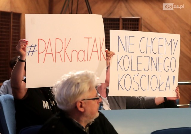 Koniec batalii. Radni głosowali ws. kościoła Nad Rudzianką. Mieszkańcy protestują