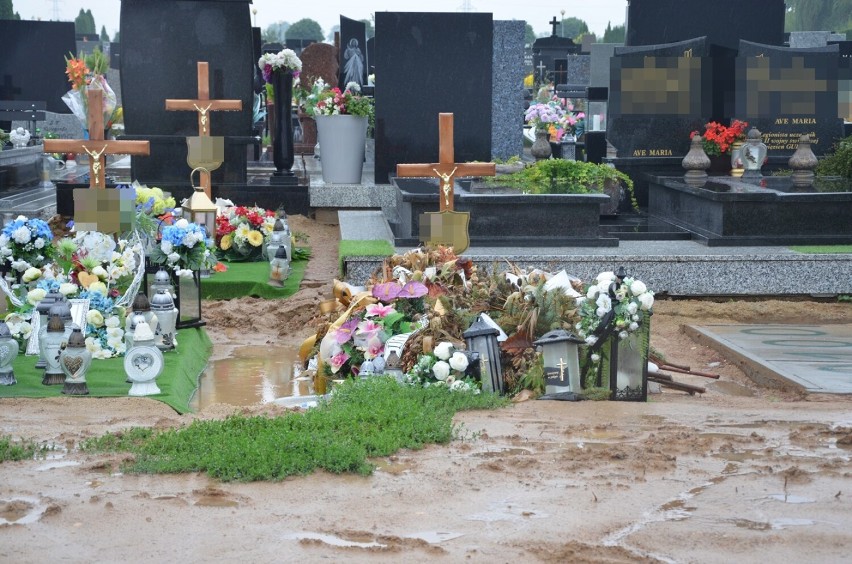 Ulewny deszcz podmywa cmentarz na Brzostowie