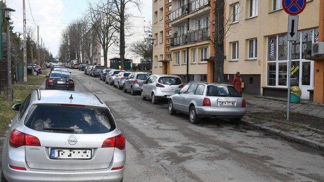 Tak wygląda ulica Bukowa na osiedlu Szydłówek o godzinie 11 rano. Po powrocie z pracy kierowcy nie mają gdzie parkować.