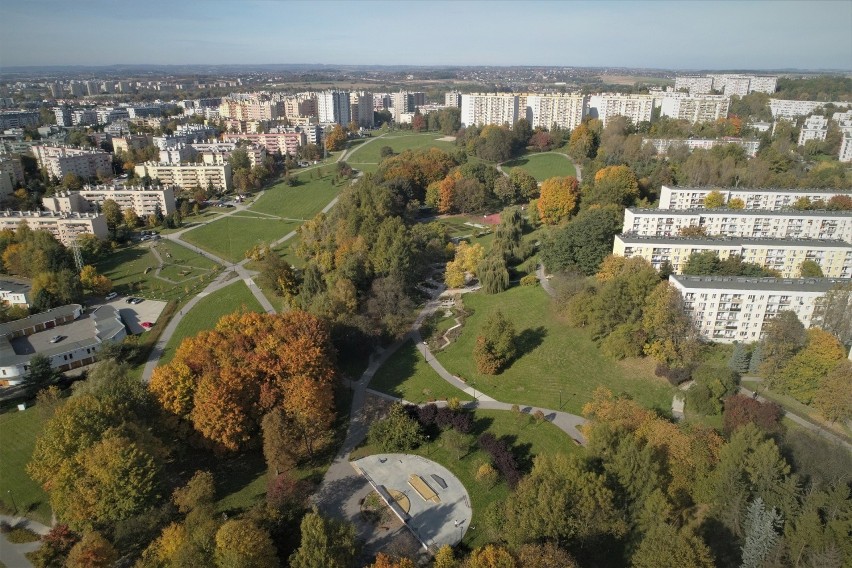 Kraków. Park Tysiąclecia w jesiennych kolorach. Zielony zakątek Mistrzejowic nabrał rumieńców [ZDJĘCIA]