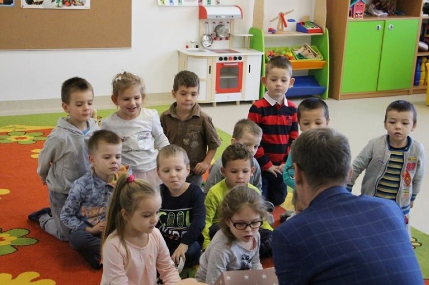 Szamotuły. Burmistrz wcielił się w rolę pomocnika Mikołaja! [ZDJĘCIA]