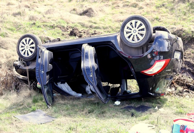 Wypadek na DK 1 na wysokości Woli Krzysztoporskiej: suzuki dachowało, trzy osoby trafiły do szpitala