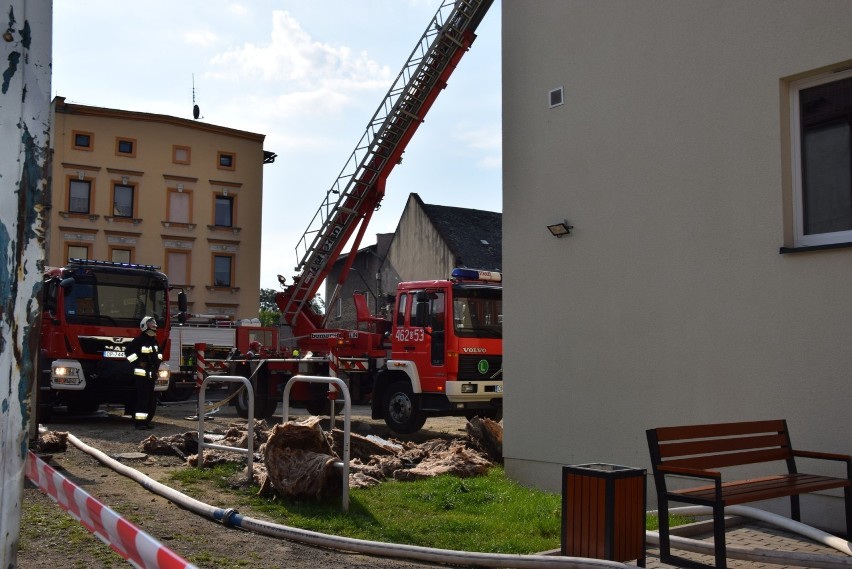 Pożar budynku z mieszkaniami chronionymi w Głuchołazach. Na szczęście dach szybko ugaszono