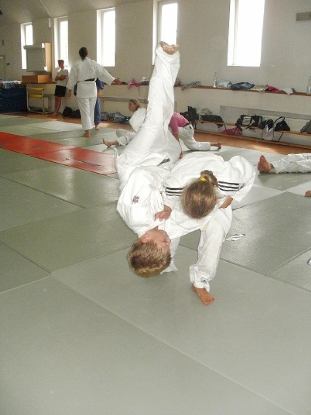 Pokaz judo w wykonaniu dzieci uczęszczających na treningi T.S.  Gwardia Opole.